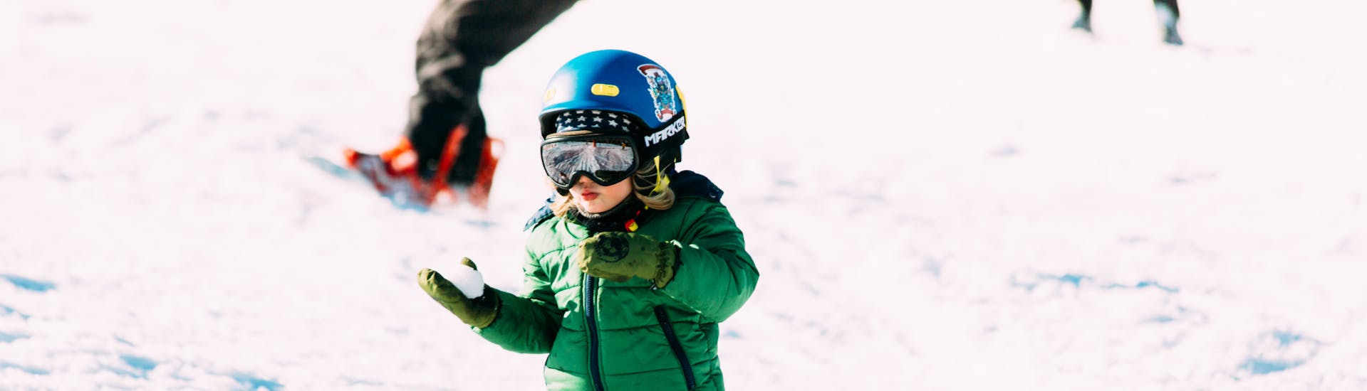 Ein kleines Kind lernt Skifahren beim Kinderskikurs (ab 7 J.) für Anfänger mit Native Snowsports Oberwiesenthal.