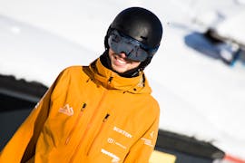 A ski instructor during Private Ski Lessons for Adults of All Levels with Native Snowsports Oberwiesenthal.