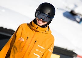 A ski instructor during Private Ski Lessons for Adults of All Levels with Native Snowsports Oberwiesenthal. 