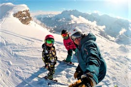 Een skileraar van PDS Snowsports skischool met twee kleine skiërs tijdens hun privé kinderskilessen voor alle niveaus in Morzine.