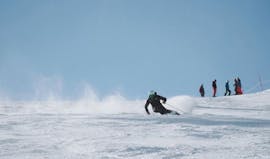Ein Skifahrer fährt die Piste in Morzine während seines privaten Skikurses für Erwachsene mit der PDS Snowsports Skischule hinunter.