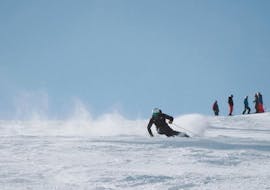 Een skiër daalt de piste in Morzine af tijdens zijn privé skilessen voor volwassenen met de PDS Snowsports skischool.