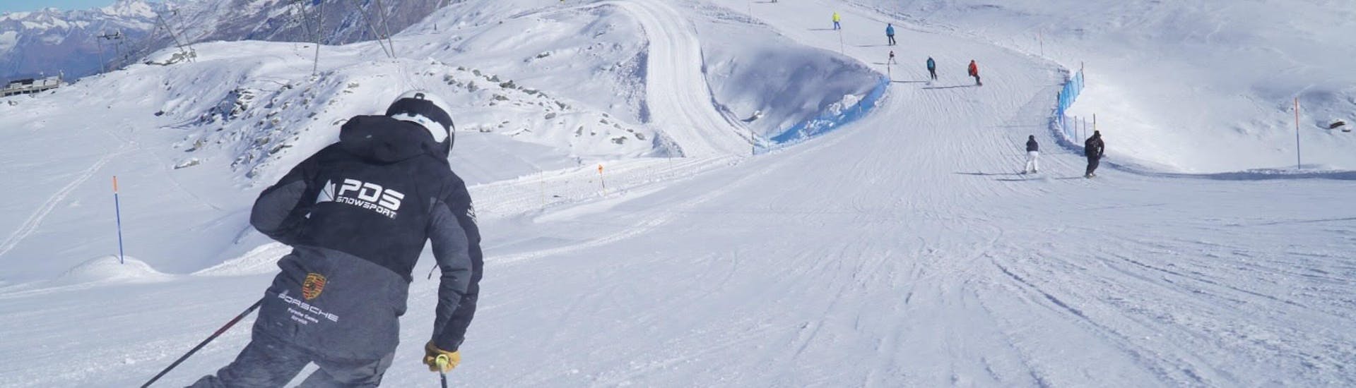 Een skiër van de skischool PDS Snowsports snelt de helling af in Morzine tijdens skilessen voor volwassenen (vanaf 18 jaar) voor alle niveaus.