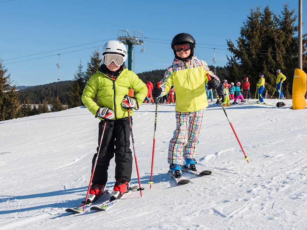 Two brothers ready to take part in one of the private ski lessons for kids of all levels in Asiago. 