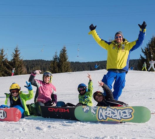 Kids happy after one of the private snowboarding lessons for kids and adults in Asiago. 