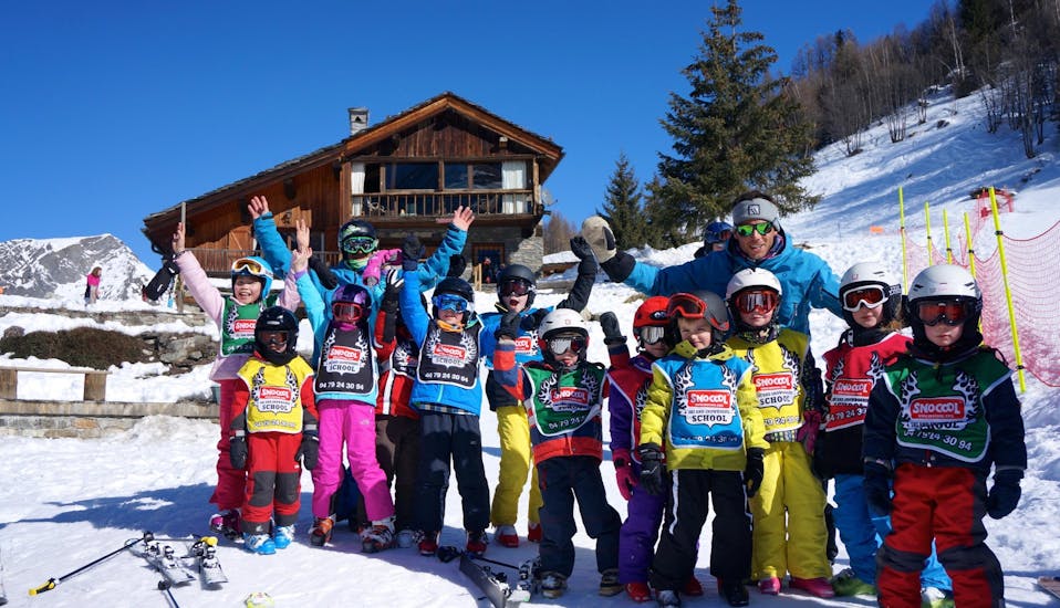 A group of children during Max 4 (4y) kids ski lessons with Snocool Sainte-Foy-Tarentaise. 