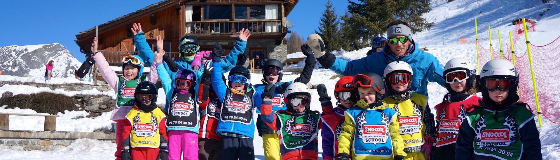 Un groupe d'enfants pendant un cours de ski pour enfants Max 4 (4y) avec Snocool Sainte-Foy-Tarentaise. 