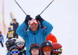 Des enfants font des Cours de ski Enfants max 6 à Sainte-Foy-Tarentaise avec Snocool.