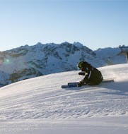 Un moniteur fait une démonstration de carving pendant un cours particulier de ski pour adultes avec Giorgio Rocca Ski Academy à Crans-Montana.