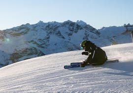 Een instructeur demonstreert carven tijdens privé-skilessen voor volwassenen bij Giorgio Rocca Ski Academy in Crans-Montana.
