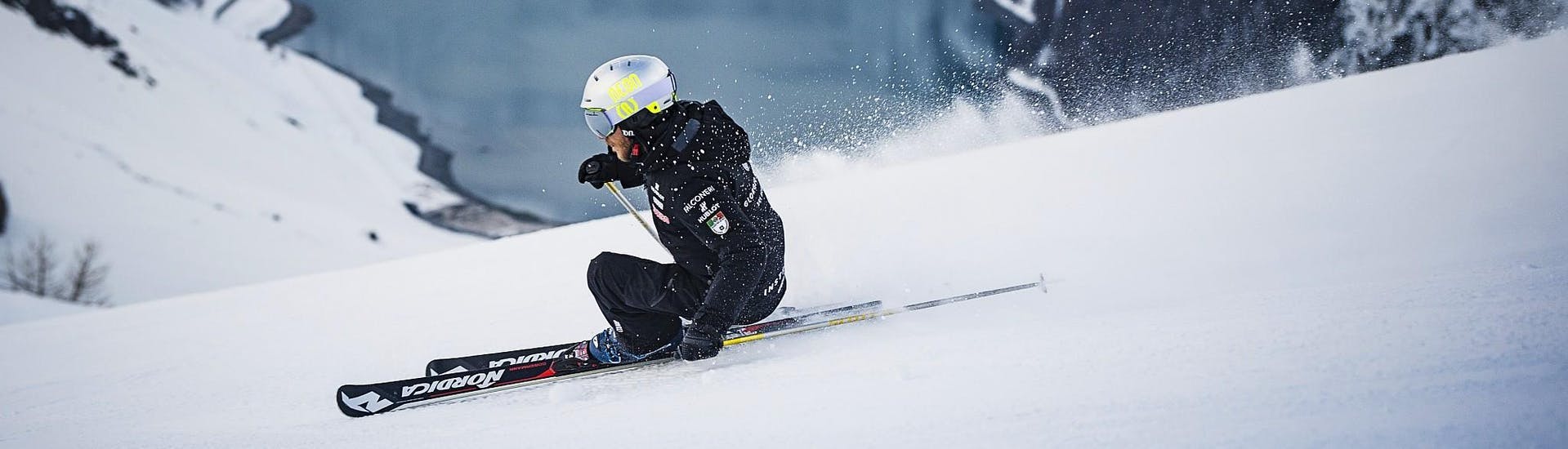 Un istruttore della Giorgio Rocca Ski Academy guida le lezioni private di sci fuoripista a Crans-Montana.