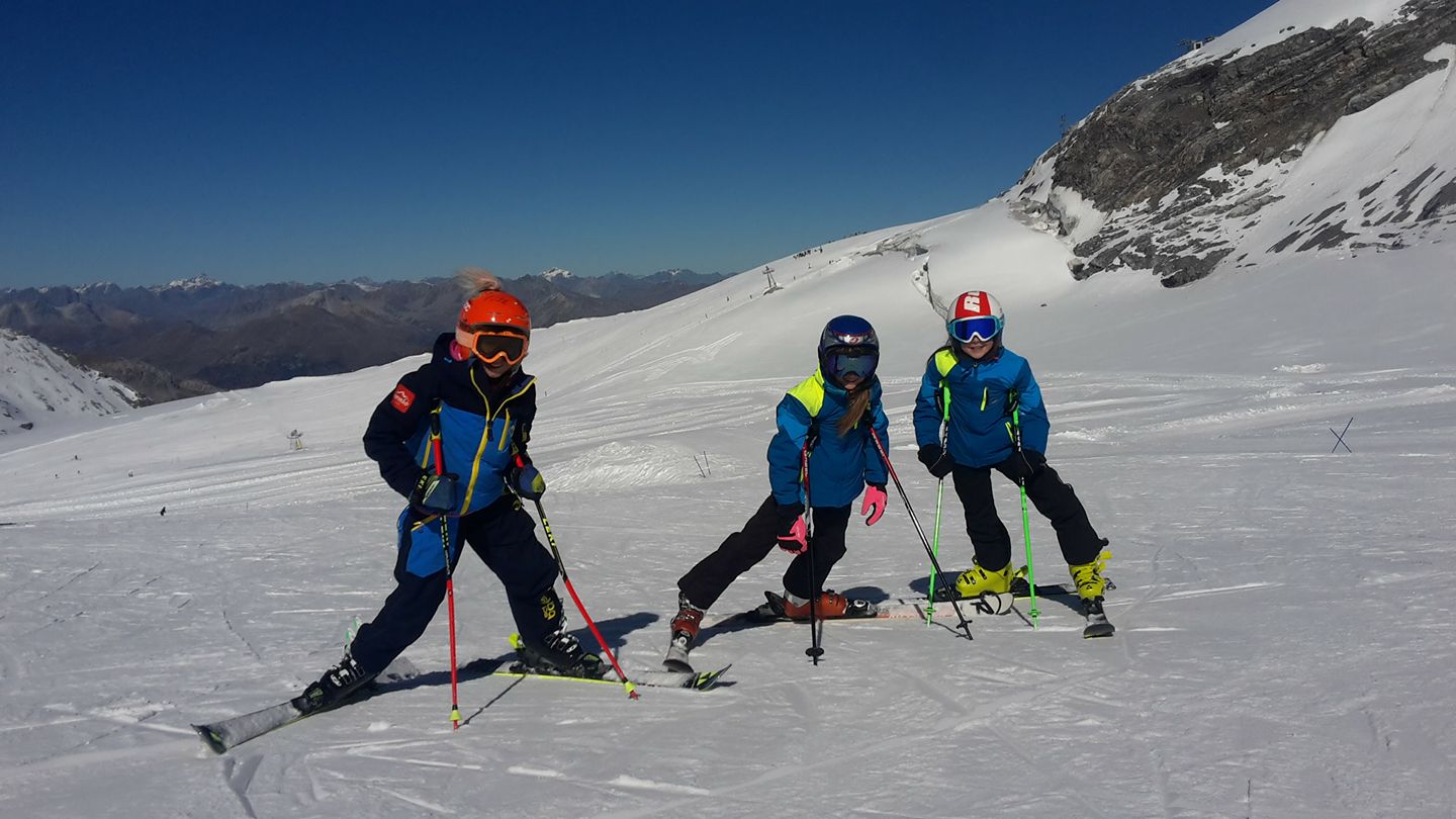 Kids ready to start one of the kids ski lessons for all levels academy pro in Madonna di Campiglio. 