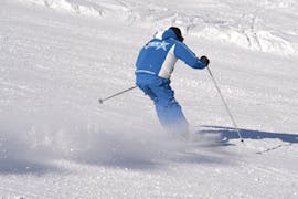 Der Skilehrer zeigt die Technik während eines privaten Skikurses für Jugendliche und Erwachsene aller Levels in Madonna di Campiglio.