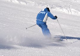Skileraar toont de techniek tijdens een van de privé-skilessen voor tieners en volwassenen van alle niveaus in Madonna di Campiglio.