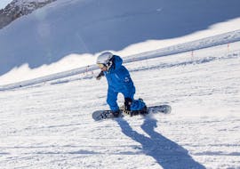 Ein Snowboardlehrer der Skischule Skipower Finkenberg fährt während einem privaten Snowboardkurs für Kinder und Erwachsene die Piste hinunter.