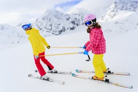 Bambino e maestro di sci durante una delle lezioni private di sci per bambini di tutti i livelli all'Abetone.