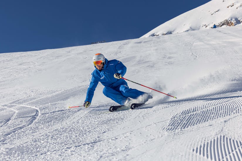 Een skiër van de skischool Skipower Finkenberg racet tijdens zijn privé skilessen - Racing de piste af.