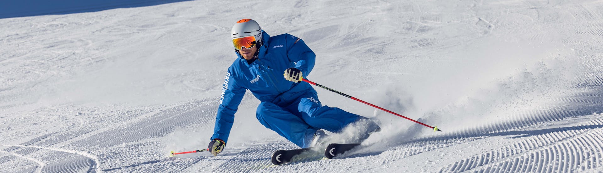 Ein Skifahrer der Skischule Skipower Finkenberg rast während seinem privaten Skikurs Racing die Pisten hinunter. 