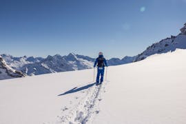 Ein Skilehrer der Skischule Skipower Finkenberg genießt während dem privaten Freeride Kurs die Aussicht.