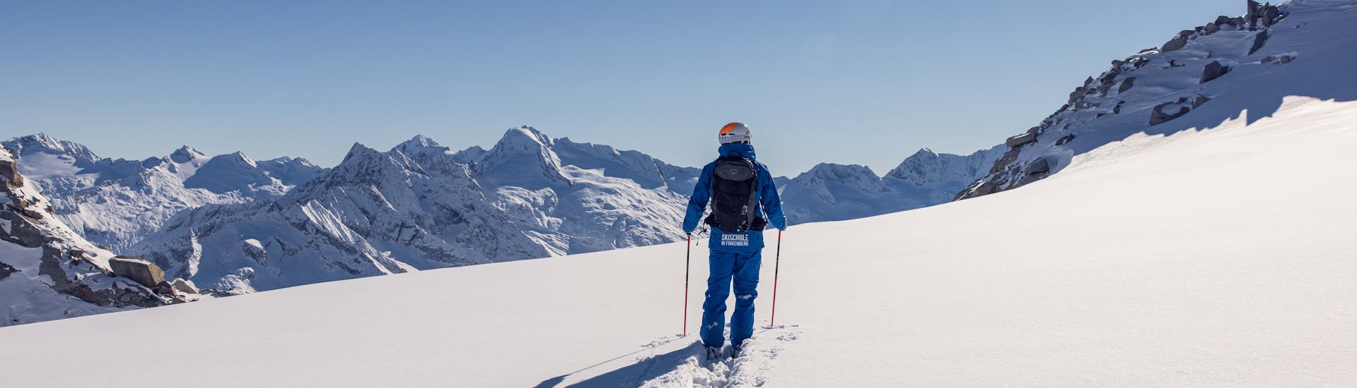 Ein Skilehrer der Skischule Skipower Finkenberg genießt während dem privaten Freeride Kurs die Aussicht.  