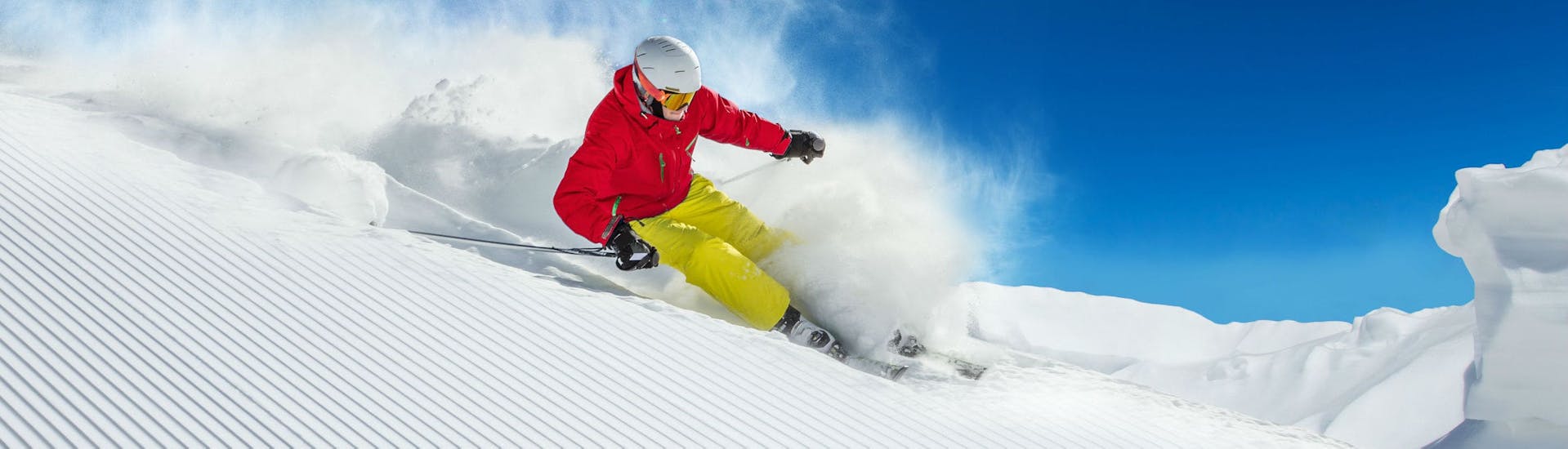 Een skiër gaat de piste af tijdens privé-skilessen voor volwassenen van alle niveaus bij skischool RabianSKI.