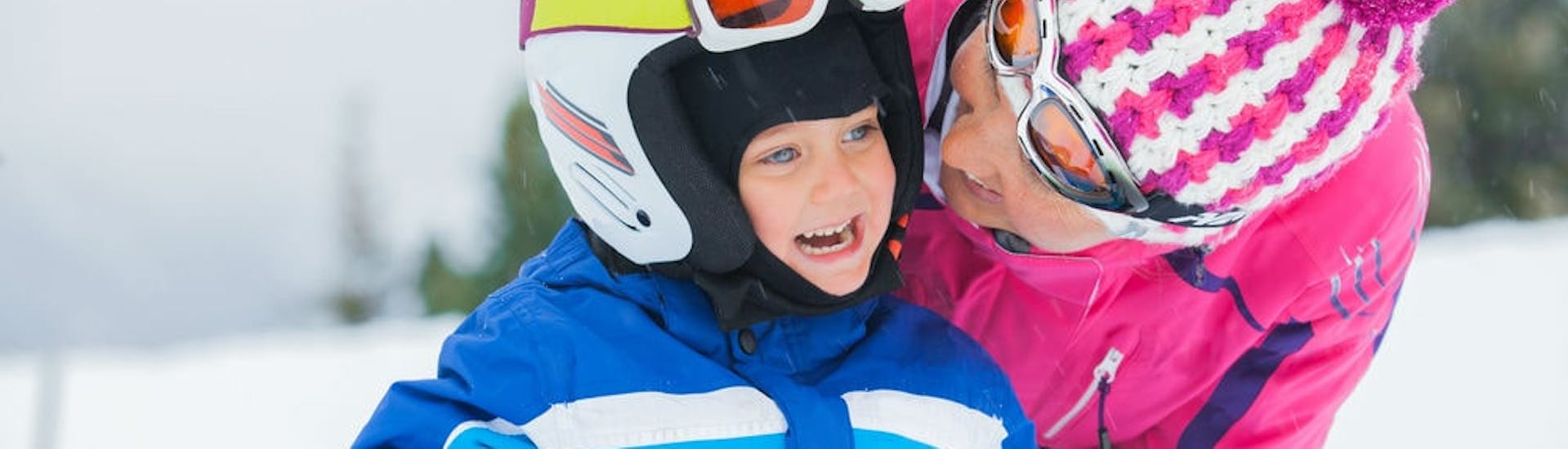 Ein kleines Kind und ein Skilehrer während des privaten Skikurses für Kinder und Jugendliche aller Levels in der Skischule RabiańSKI in Białka Tatrzańska.