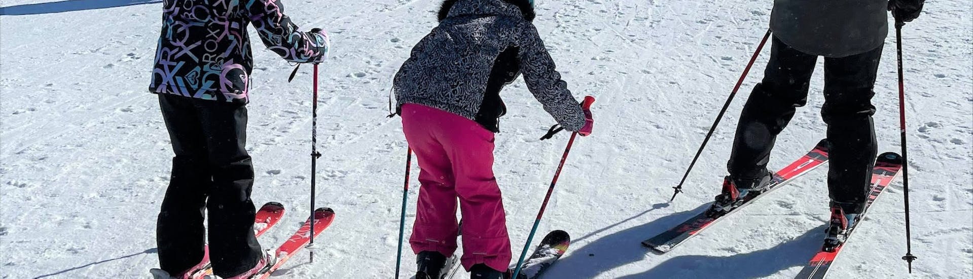 Deux skieurs suivent leur moniteur de l'école de ski PDS Snowsports pendant un cours de ski pour enfants de tous niveaux à Champéry.