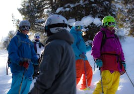 Verschillende skiërs kijken uit naar hun privé-skilessen voor volwassenen bij de skischool Snowlimit Andermatt.