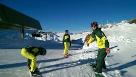 Skilehrer der Skischule Snowlimit Andermatt machen sich für den privaten Snowboardkurs für Kinder und Erwachsene bereit.