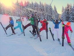Een groep tieners beleeft plezier in de sneeuw tijdens hun skilessen voor tieners voor alle niveaus met de Schneesportschule Oberndorf.