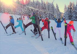 Een groep tieners beleeft plezier in de sneeuw tijdens hun skilessen voor tieners voor alle niveaus met de Schneesportschule Oberndorf.