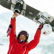 Een snowboarder beleeft plezier in de sneeuw tijdens haar snowboardlessen voor kinderen en volwassenen voor alle niveaus met de Schneesportschule Oberndorf.
