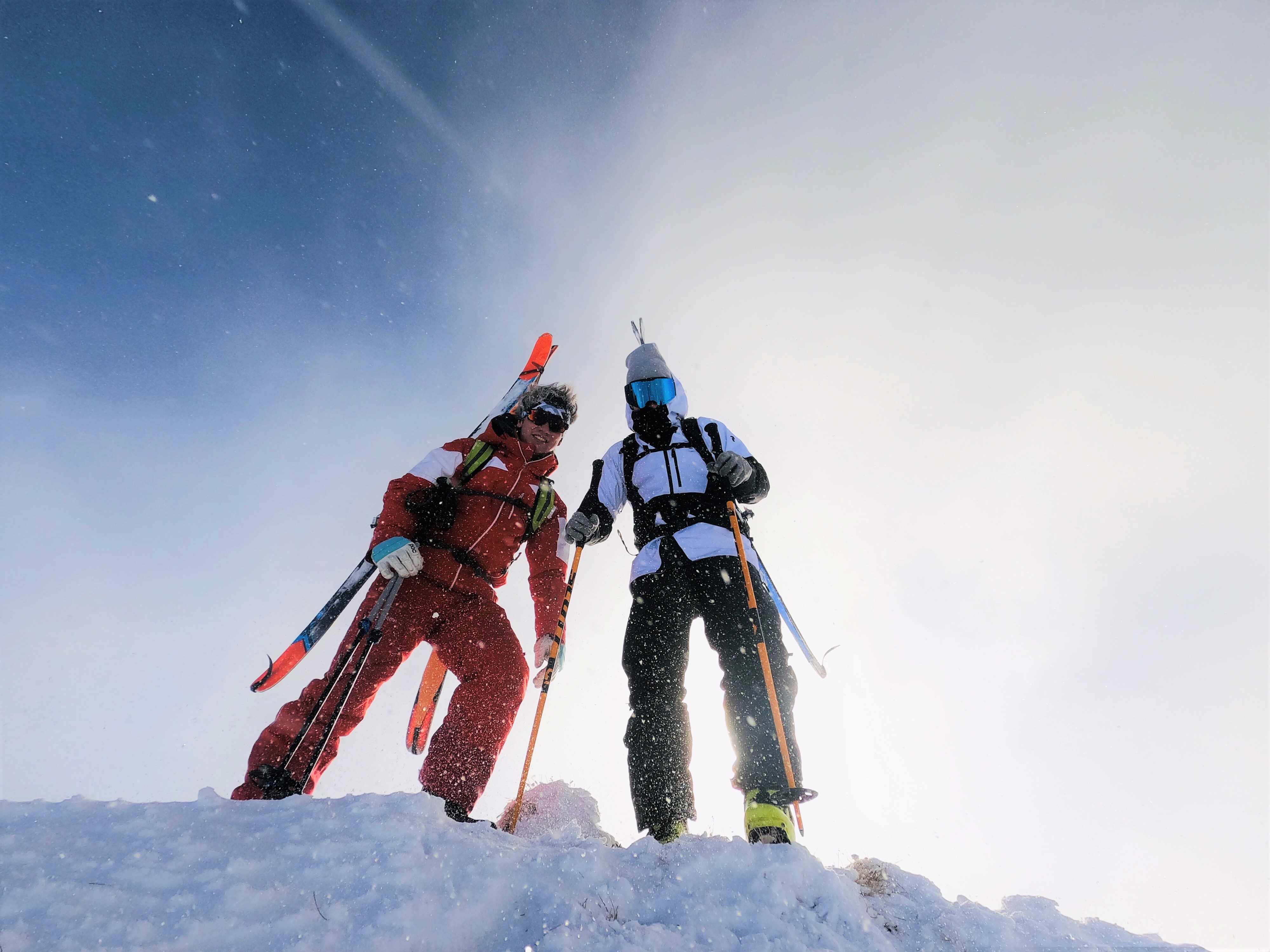 Zwei Wintersportler genießen die frische Luft während ihrer privaten Skitour für alle Levels mit der Schneesportschule Oberndorf.