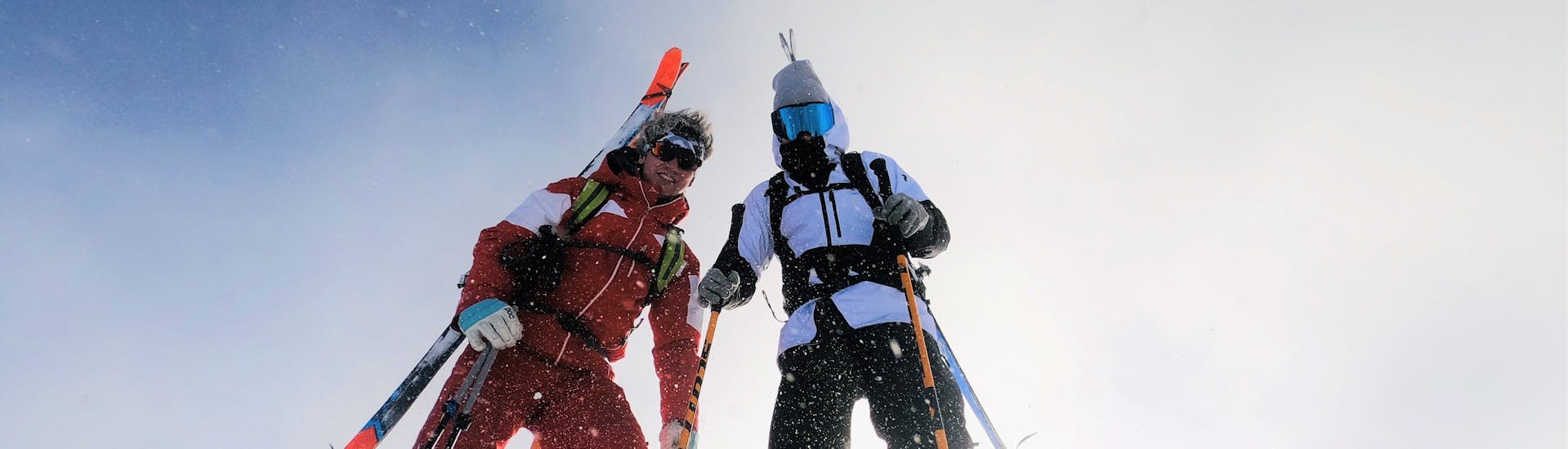 Zwei Wintersportler genießen die frische Luft während ihrer privaten Skitour für alle Levels mit der Schneesportschule Oberndorf.