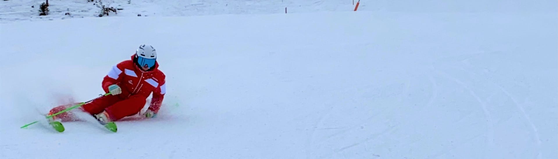 Ein Skifahrer rast während seinem privaten Race & Fun Kurs mit der Schneesportschule Oberndorf die Piste hinunter.
