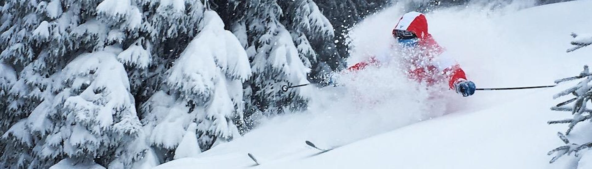 Een wintersporter racet de hellingen af ​​tijdens zijn off-piste skilessen bij de Schneesportschule Oberndorf.