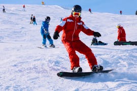 A snowboarder has fun in the snow during her snowboarding lessons for kids and adults for advanced boarders with the Schneesportschule Oberndorf.