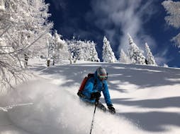 Ein Skifahrer rast während seinem privaten Freeride Kurs für alle Levels mit der Skischule Nassfeld die Pisten abseits des Geländes hinunter.