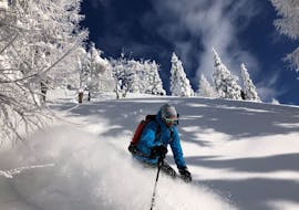 Ein Skifahrer rast während seinem privaten Freeride Kurs für alle Levels mit der Skischule Nassfeld die Pisten abseits des Geländes hinunter.