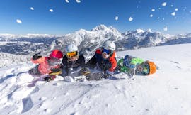 Een gezin beleeft plezier in de sneeuw tijdens hun privé skiles voor gezinnen met de Nassfeld Skischool.
