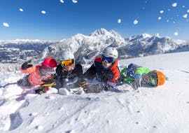 Een gezin beleeft plezier in de sneeuw tijdens hun privé skiles voor gezinnen met de Nassfeld Skischool.