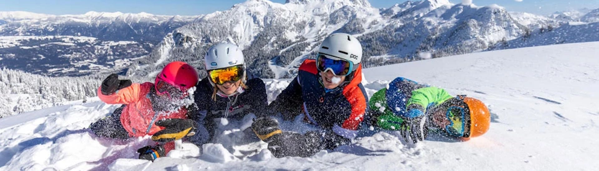 Eine Familie hat während ihrem privaten Skikurs für Familien mit der Skischule Nassfeld Spaß im Schnee.