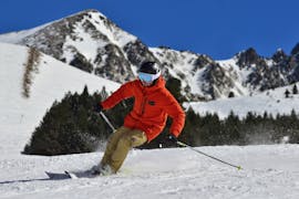 A skier enjoys the view during his ski lessons for adults for advanced skiers with the Nassfeld ski school.