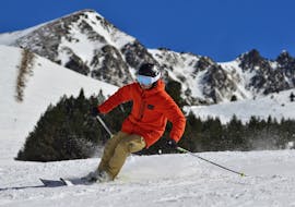 A skier enjoys the view during his ski lessons for adults for advanced skiers with the Nassfeld ski school.