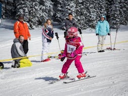 A small child learning how to ski during Kids Ski Lessons (4-12 y.) for First-timers with Skischule Hopl Schladming.