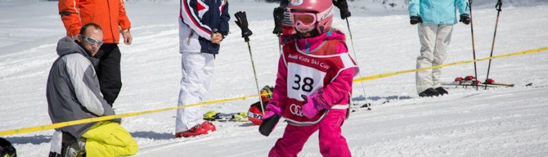 A small child learning how to ski during Kids Ski Lessons (4-12 y.) for First-timers with Skischule Hopl Schladming.