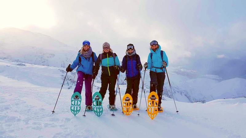 Eine Gruppe hat bei der Schneeschuhwanderung - die Genussreiche mit Bergführer Salzburg Spaß.