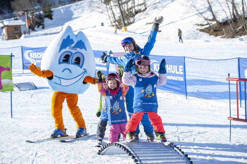 Kids having fun on the slopes with Gasti during their Kids Ski Lessons (6-11 y.) for Advanced with Skischule Bad Hofgastein.