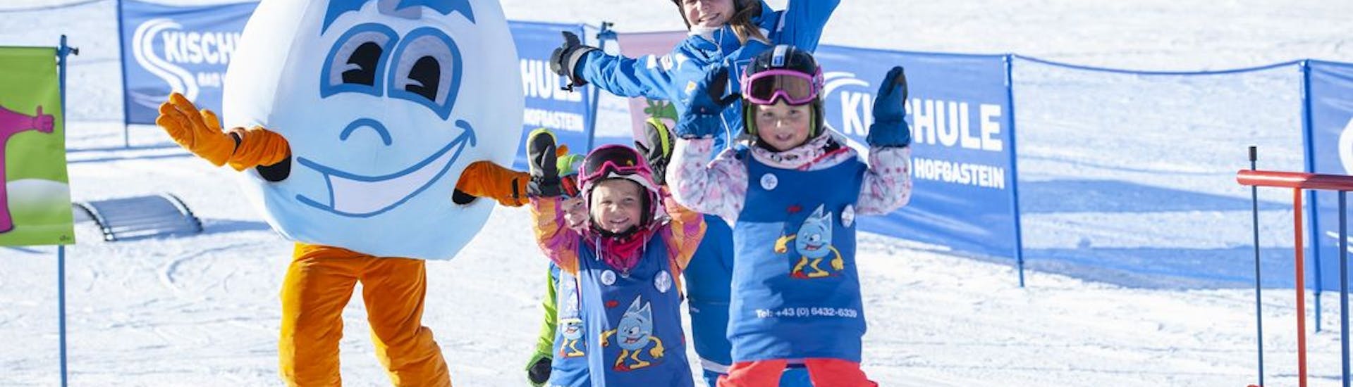 Kids having fun on the slopes with Gasti during their Kids Ski Lessons (6-11 y.) for Advanced with Skischule Bad Hofgastein.