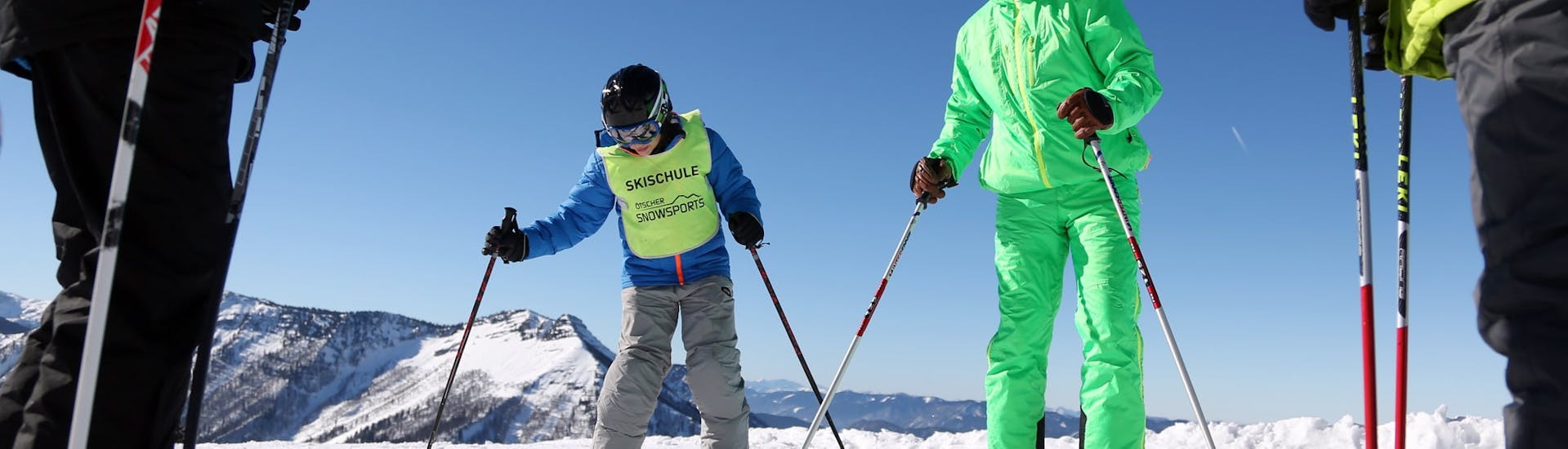 Ein Kind mit seinem Skilehrer auf der Piste beim Kinderskikurs (3-16 J.) für Fortgeschrittene der Skischule Ötscher.